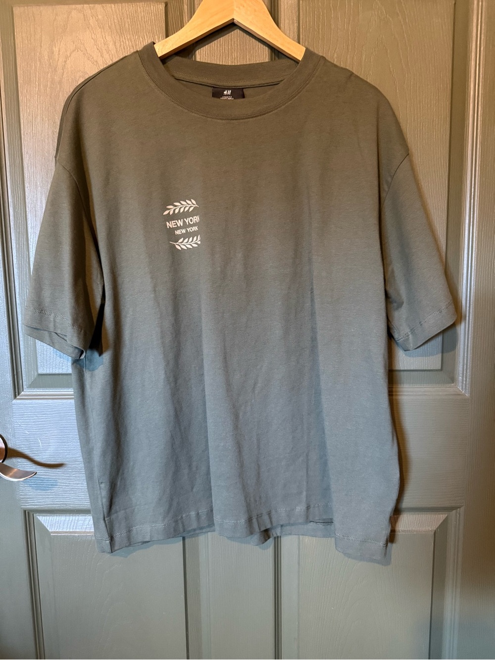 H&M Men's Olive Graphic Short-Sleeve Tee